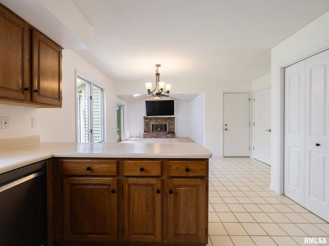 6607 N CAMELOT Road, Peoria, IL 61615