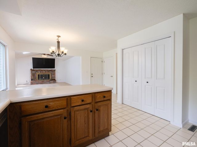 6607 N CAMELOT Road, Peoria, IL 61615
