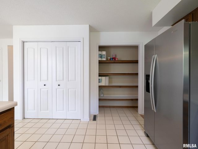 6607 N CAMELOT Road, Peoria, IL 61615