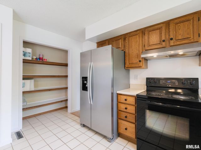 6607 N CAMELOT Road, Peoria, IL 61615