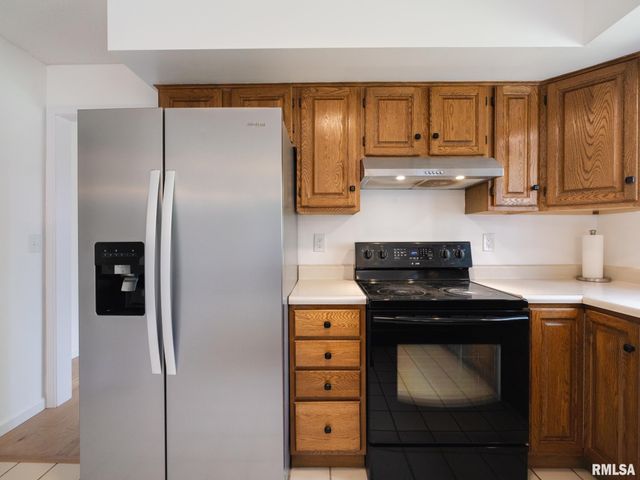 6607 N CAMELOT Road, Peoria, IL 61615