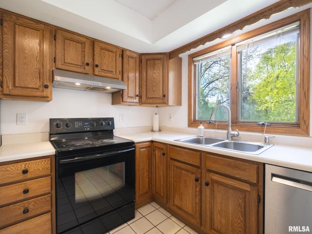 6607 N CAMELOT Road, Peoria, IL 61615