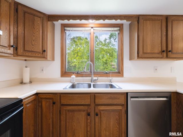 6607 N CAMELOT Road, Peoria, IL 61615