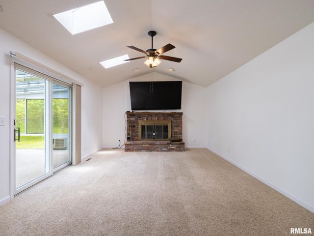 6607 N CAMELOT Road, Peoria, IL 61615