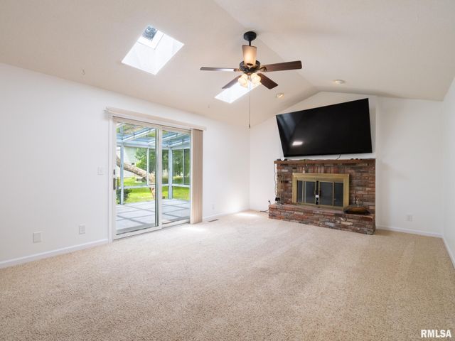 6607 N CAMELOT Road, Peoria, IL 61615