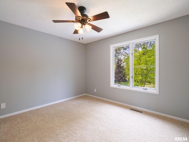 6607 N CAMELOT Road, Peoria, IL 61615