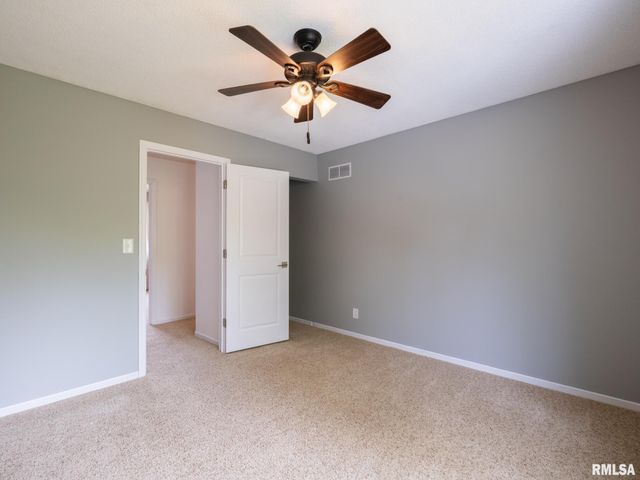 6607 N CAMELOT Road, Peoria, IL 61615