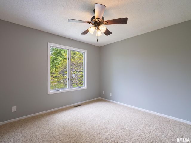 6607 N CAMELOT Road, Peoria, IL 61615