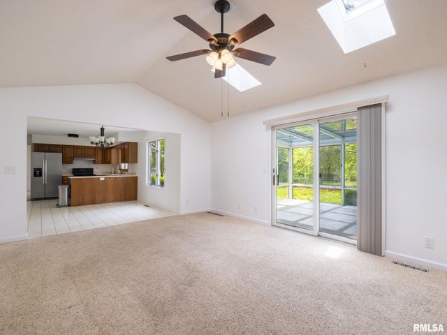 6607 N CAMELOT Road, Peoria, IL 61615