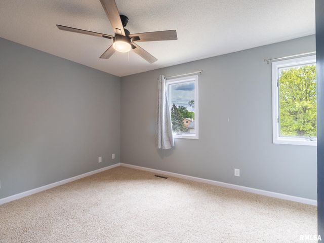 6607 N CAMELOT Road, Peoria, IL 61615