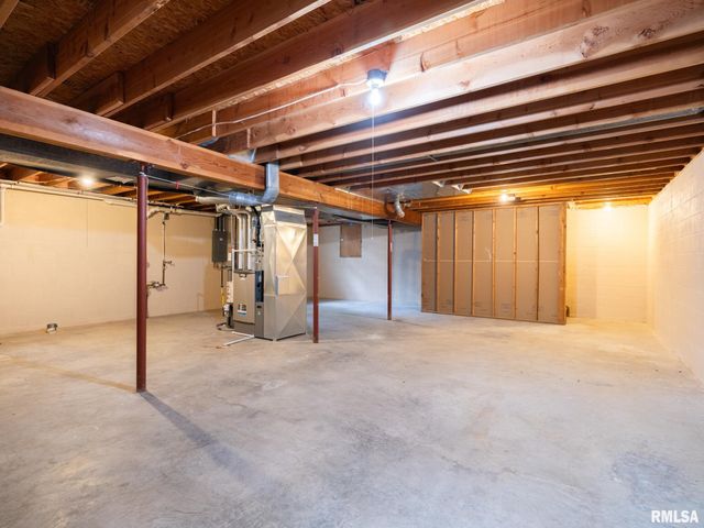 6607 N CAMELOT Road, Peoria, IL 61615