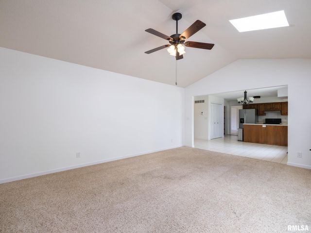 6607 N CAMELOT Road, Peoria, IL 61615