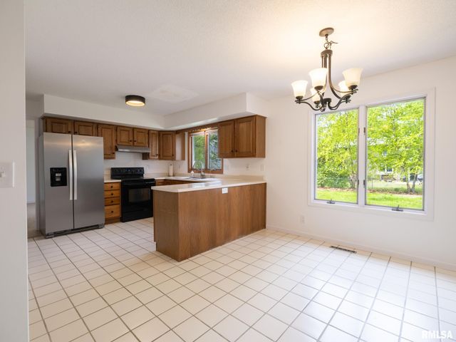 6607 N CAMELOT Road, Peoria, IL 61615