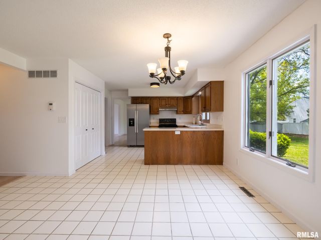 6607 N CAMELOT Road, Peoria, IL 61615