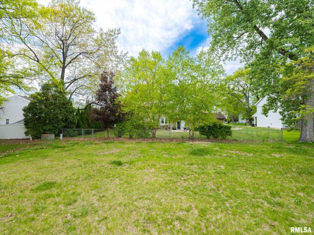 6607 N CAMELOT Road, Peoria, IL 61615