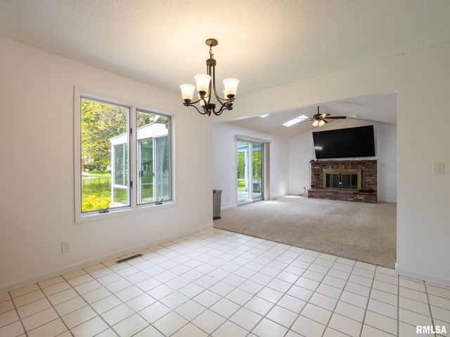 6607 N CAMELOT Road, Peoria, IL 61615