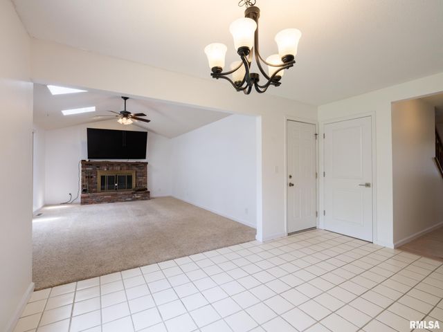 6607 N CAMELOT Road, Peoria, IL 61615