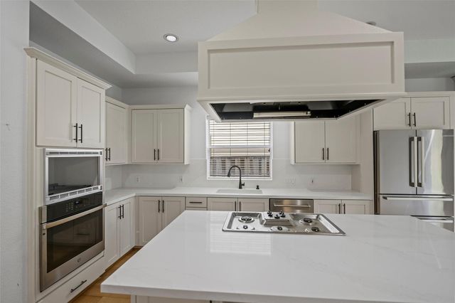 98 E Beckonvale Circle, The Woodlands, TX 77382