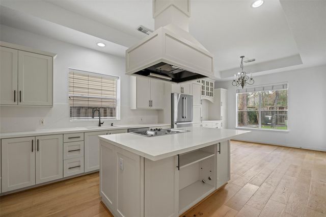 98 E Beckonvale Circle, The Woodlands, TX 77382