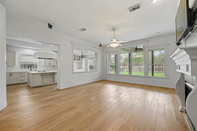 98 E Beckonvale Circle, The Woodlands, TX 77382