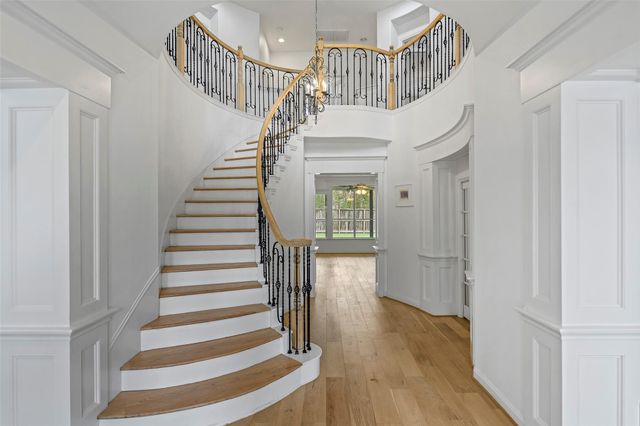 98 E Beckonvale Circle, The Woodlands, TX 77382