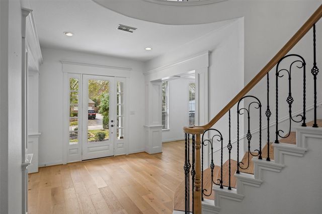 98 E Beckonvale Circle, The Woodlands, TX 77382