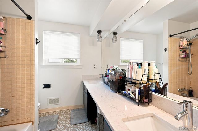 33011 Crestwell Drive, Sterling Heights, MI 48310