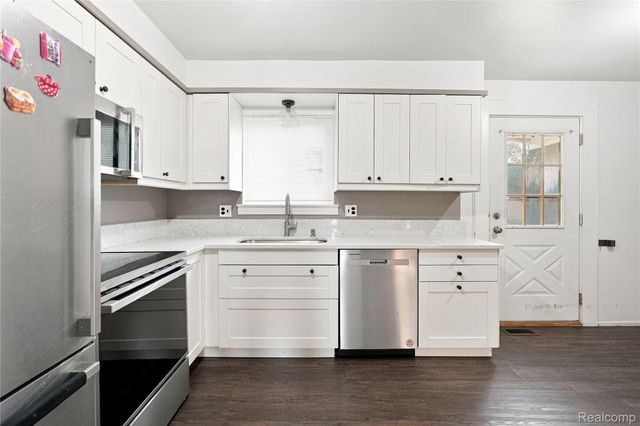 33011 Crestwell Drive, Sterling Heights, MI 48310