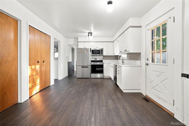 33011 Crestwell Drive, Sterling Heights, MI 48310