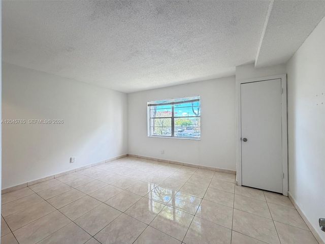 8411 NW 8th St 206, Miami, FL 33126