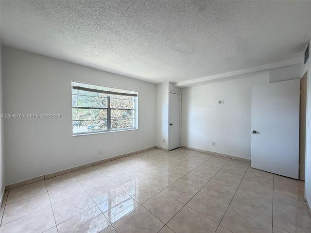 8411 NW 8th St 206, Miami, FL 33126