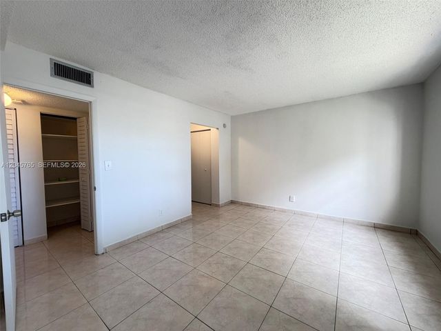 8411 NW 8th St 206, Miami, FL 33126