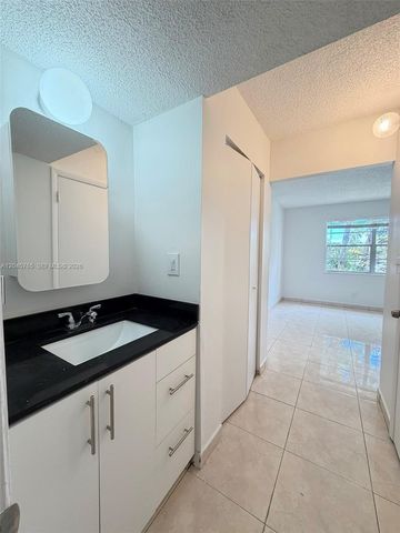 8411 NW 8th St 206, Miami, FL 33126