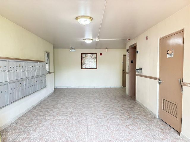 8411 NW 8th St 206, Miami, FL 33126