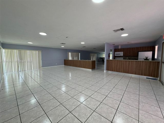 8411 NW 8th St 206, Miami, FL 33126