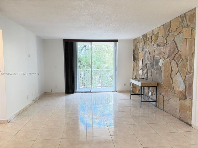 8411 NW 8th St 206, Miami, FL 33126