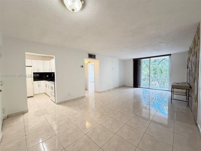 8411 NW 8th St 206, Miami, FL 33126