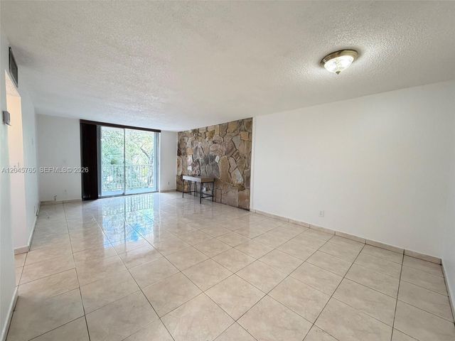 8411 NW 8th St 206, Miami, FL 33126
