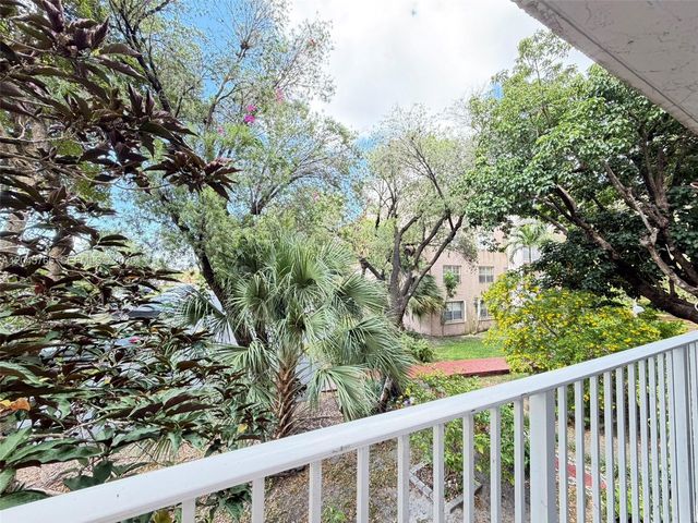 8411 NW 8th St 206, Miami, FL 33126
