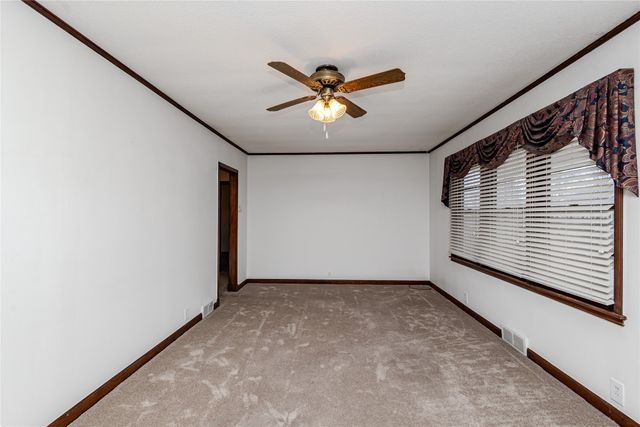 1306 Ridgeway Drive, Newton, IA 50208