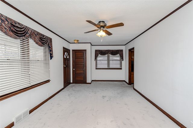 1306 Ridgeway Drive, Newton, IA 50208