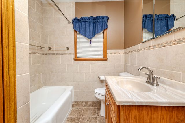 1306 Ridgeway Drive, Newton, IA 50208