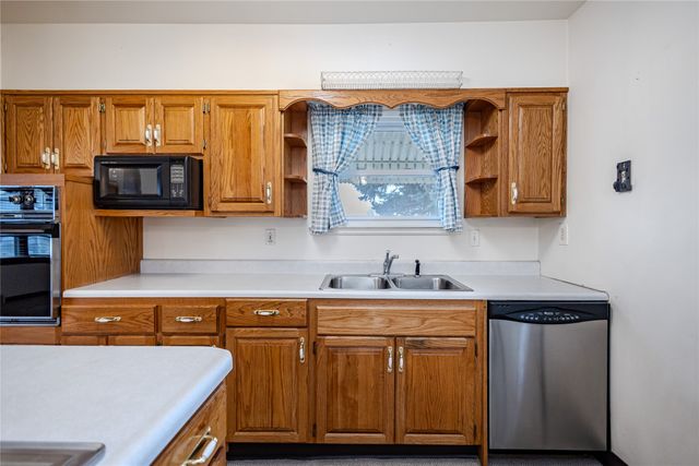 1306 Ridgeway Drive, Newton, IA 50208