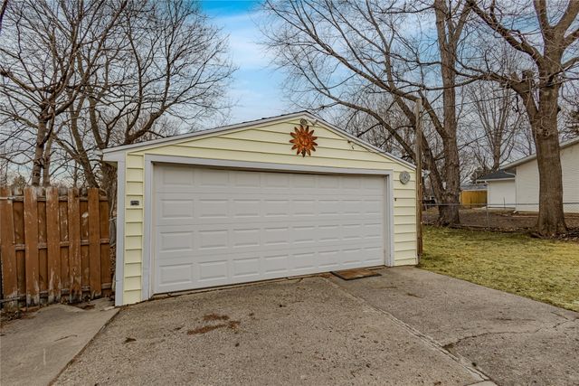 1306 Ridgeway Drive, Newton, IA 50208