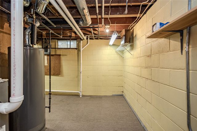 1306 Ridgeway Drive, Newton, IA 50208