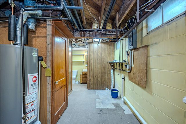 1306 Ridgeway Drive, Newton, IA 50208