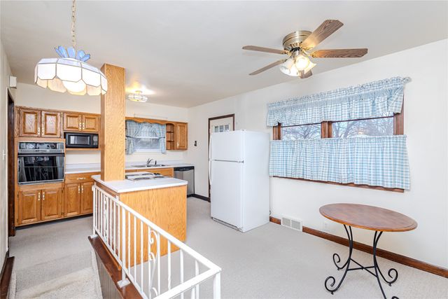 1306 Ridgeway Drive, Newton, IA 50208