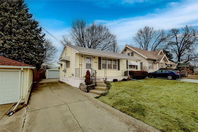 1306 Ridgeway Drive, Newton, IA 50208