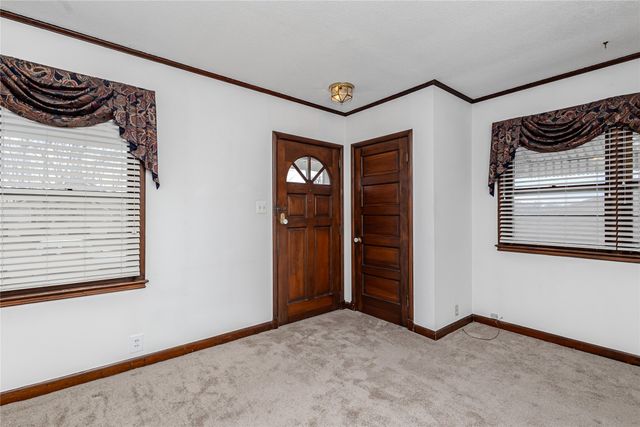 1306 Ridgeway Drive, Newton, IA 50208