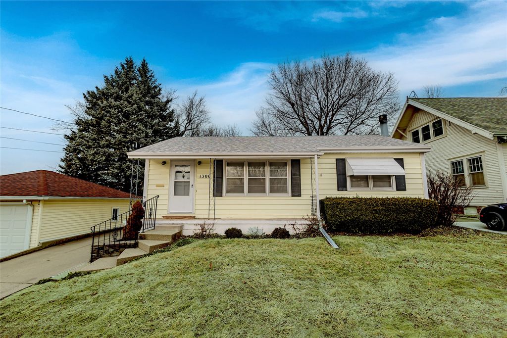 1306 Ridgeway Drive, Newton, IA 50208